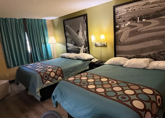 Hotel At I-39 3*
